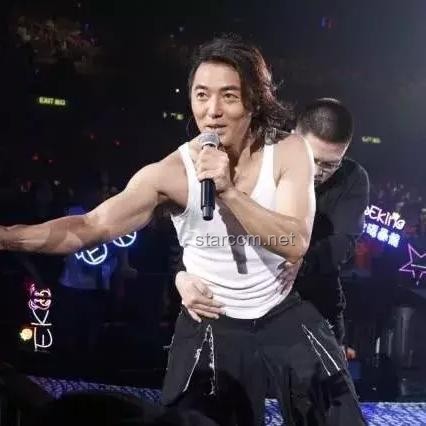 **陈小春演唱会现场，郑伊健惊喜现身让我泪目**
